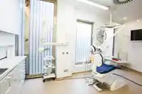 Gabinete con sillón dental preparado para tratamiento